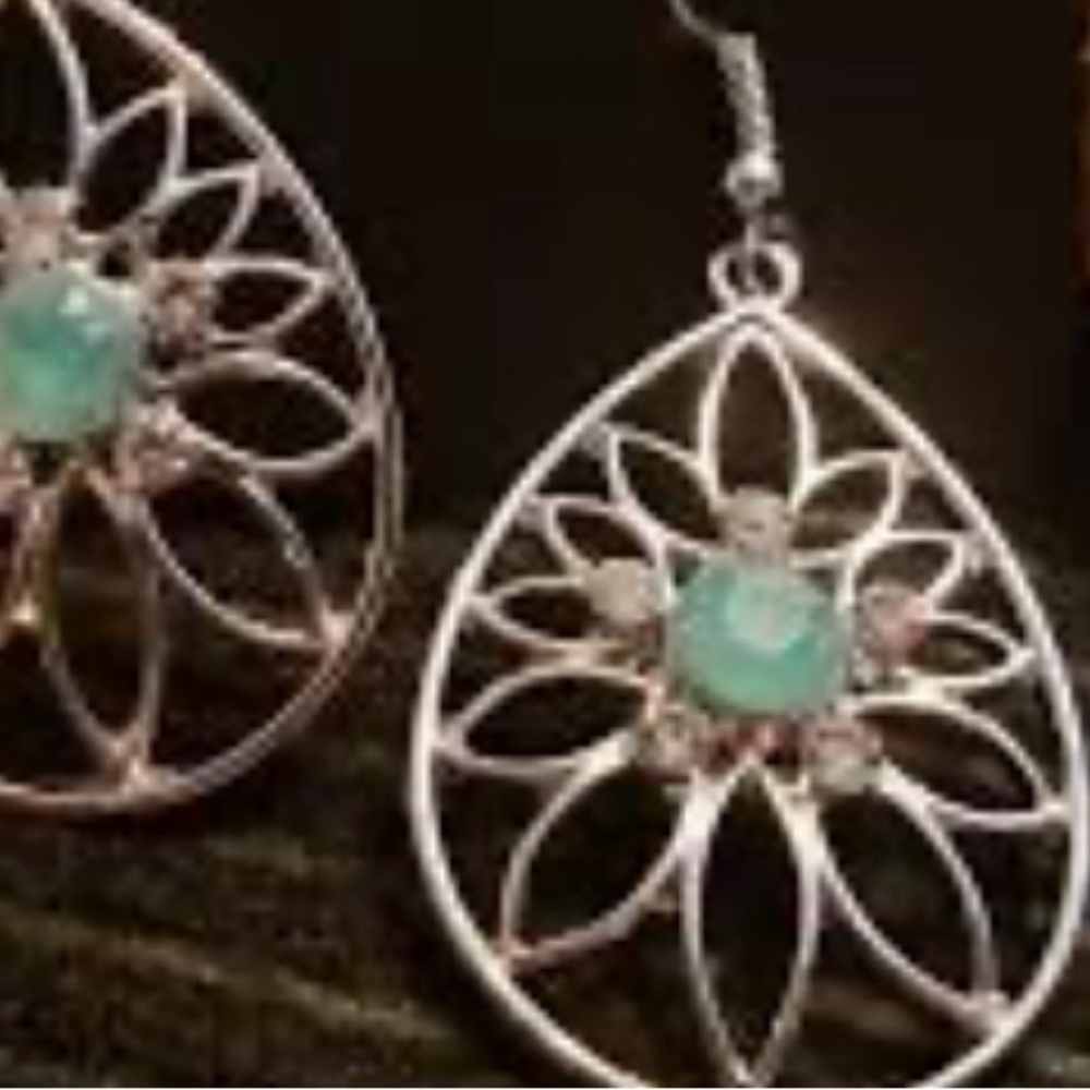 3/$30 Paparazzi Dangle Earring - Picture 3 of 3